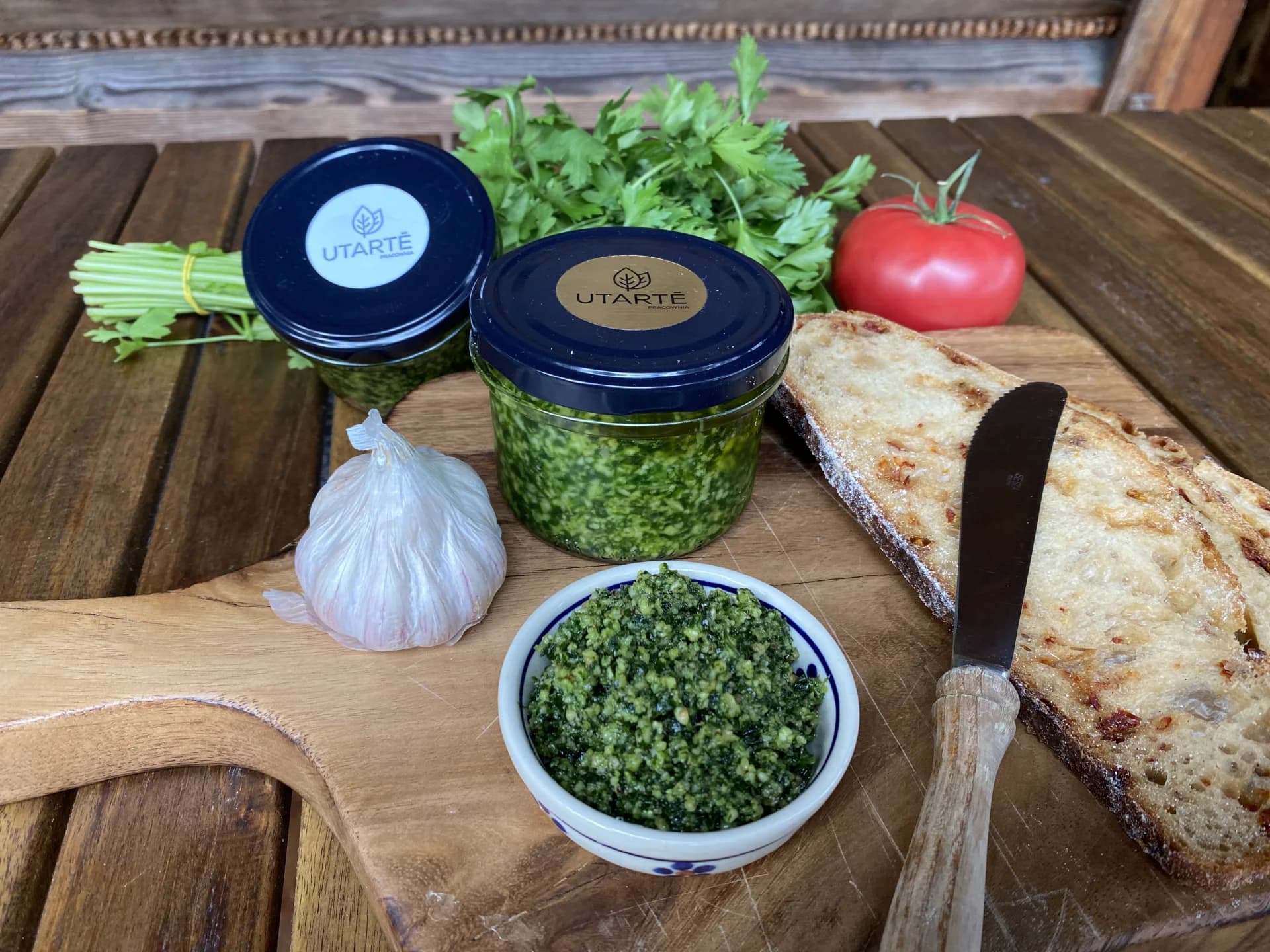 Słoiki pesto Utarté ze świeżymi ziołami i pieczywem