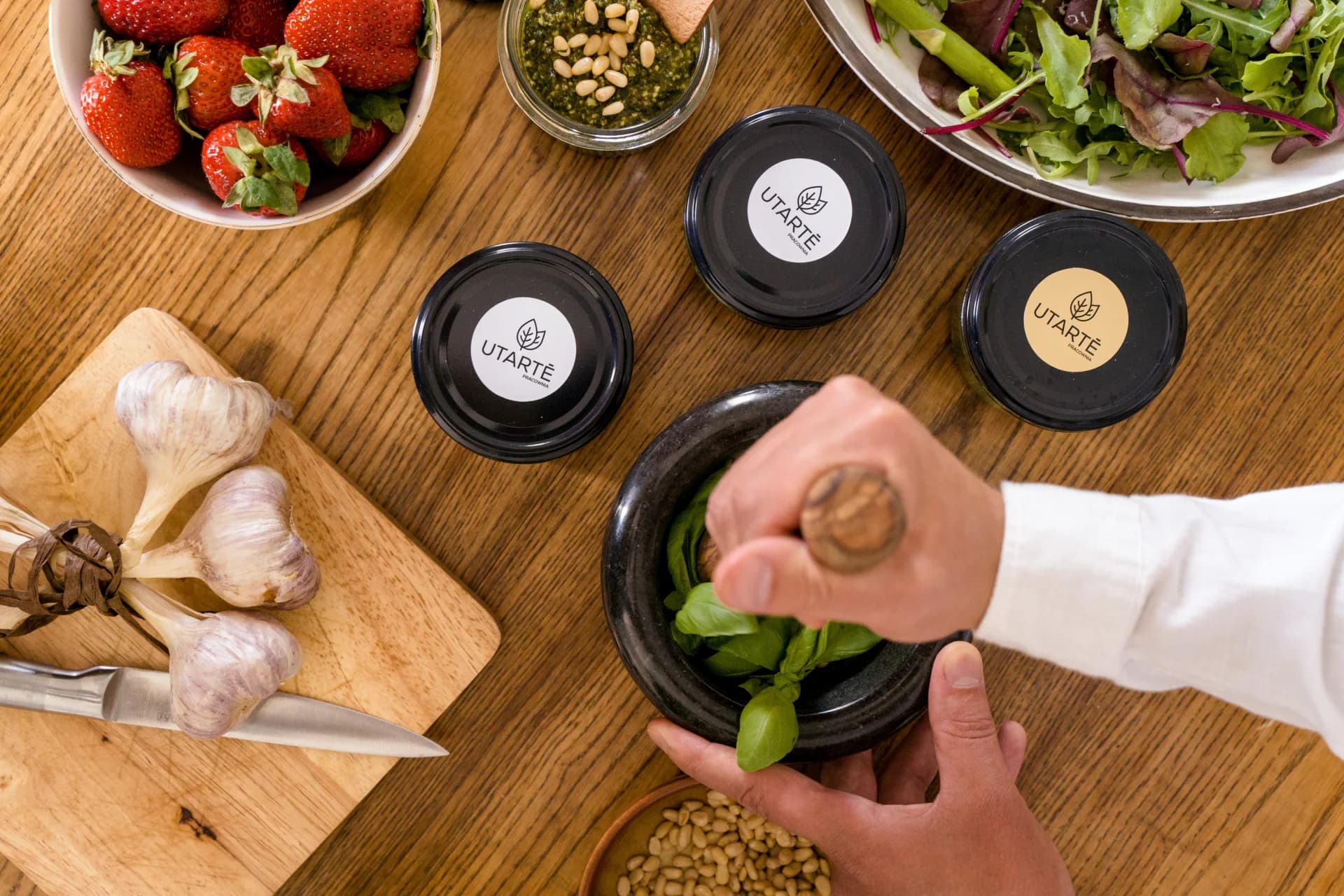 Przygotowywanie świeżego pesto Utarté przy stole